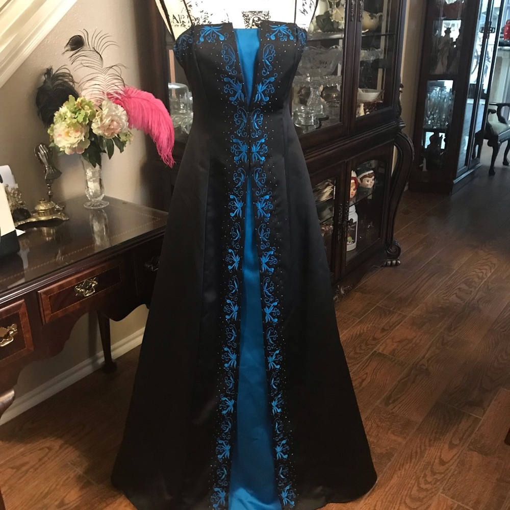 Niki Livas Black and Blue Formal Dress
